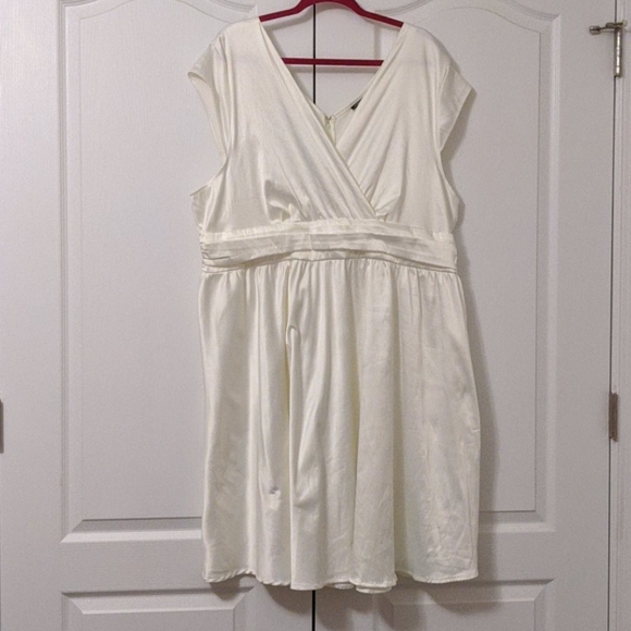 Beautiful off white dress - Picture 2 of 6